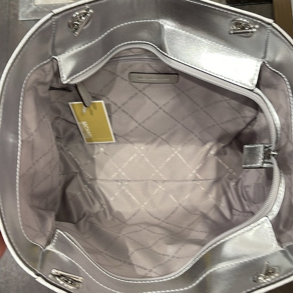 MICHAEL KORS 
Jet Set Travel Large Signature Chain Shoulder Tote Bag
Silver 
NWT - Picture 14 of 16